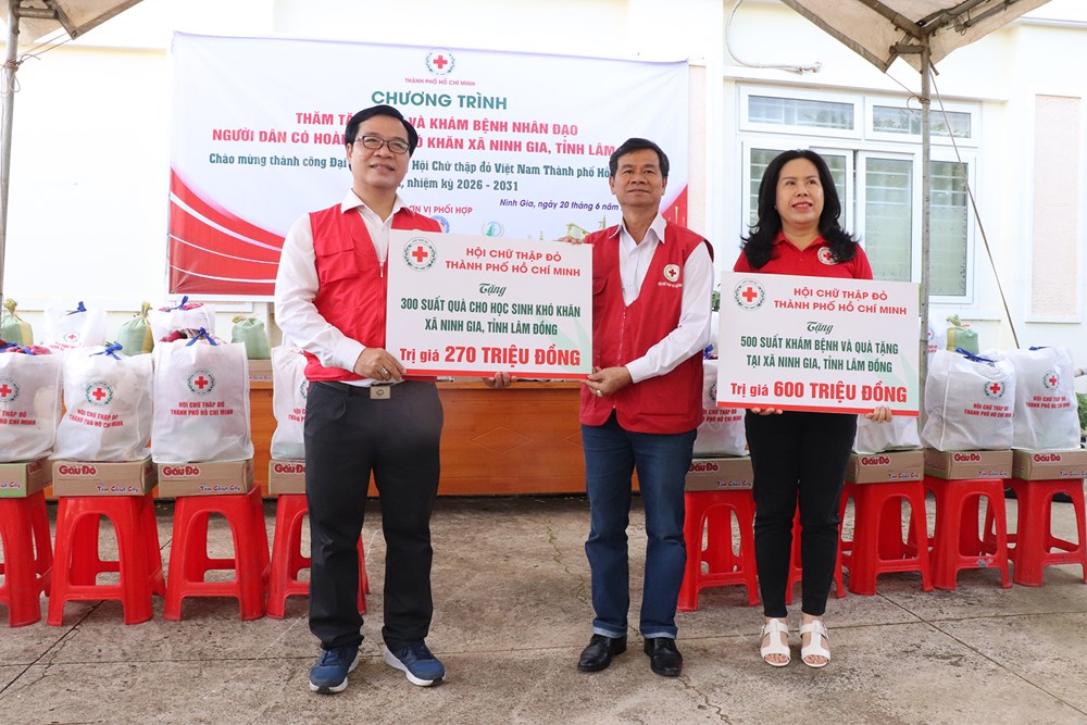 Khám bệnh, trao quà cho người dân và học sinh có hoàn cảnh khó khăn tại Lâm Đồng - ảnh 1