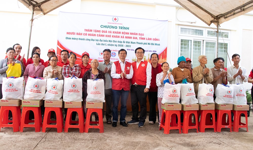 Khám bệnh, trao quà cho người dân và học sinh có hoàn cảnh khó khăn tại Lâm Đồng - ảnh 2