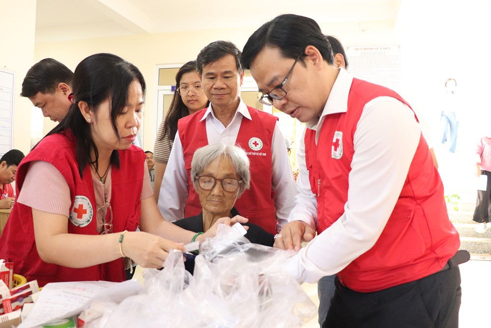 Khám bệnh, trao quà cho người dân và học sinh có hoàn cảnh khó khăn tại Lâm Đồng - ảnh 4