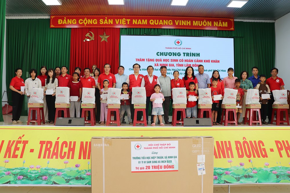 Khám bệnh, trao quà cho người dân và học sinh có hoàn cảnh khó khăn tại Lâm Đồng - ảnh 3