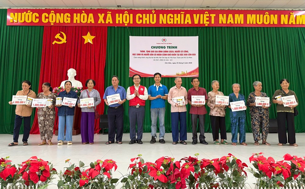 Hội Chữ thập đỏ TP.HCM trao 110 phần quà đến người dân Đặc khu Côn Đảo - ảnh 2