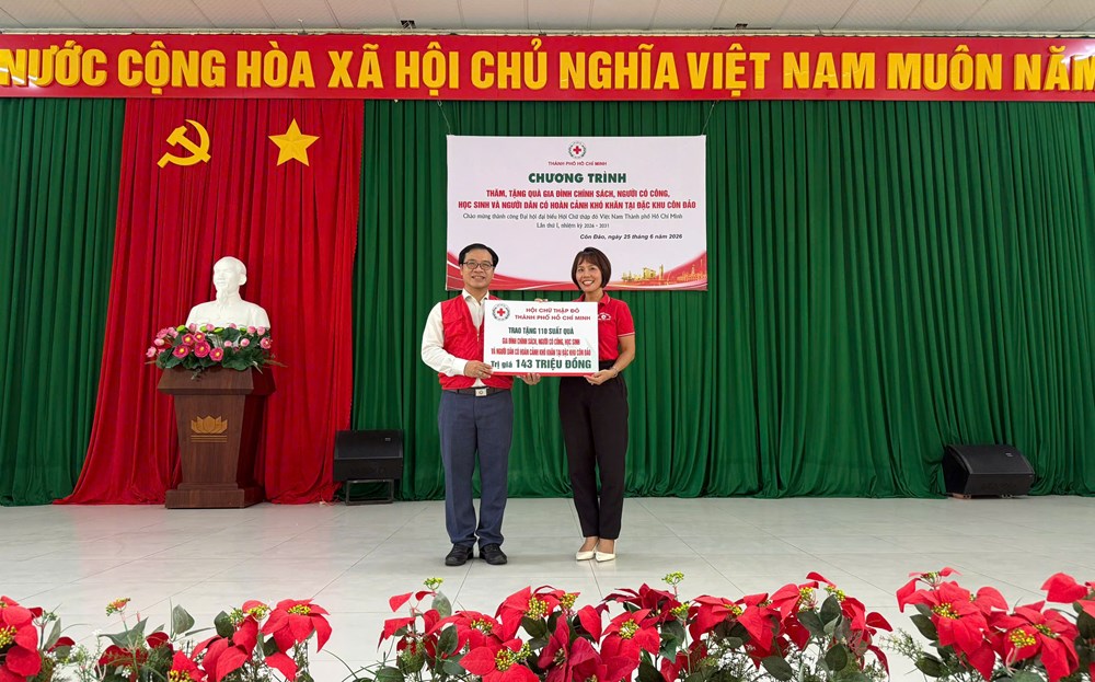 Hội Chữ thập đỏ TP.HCM trao 110 phần quà đến người dân Đặc khu Côn Đảo - ảnh 1