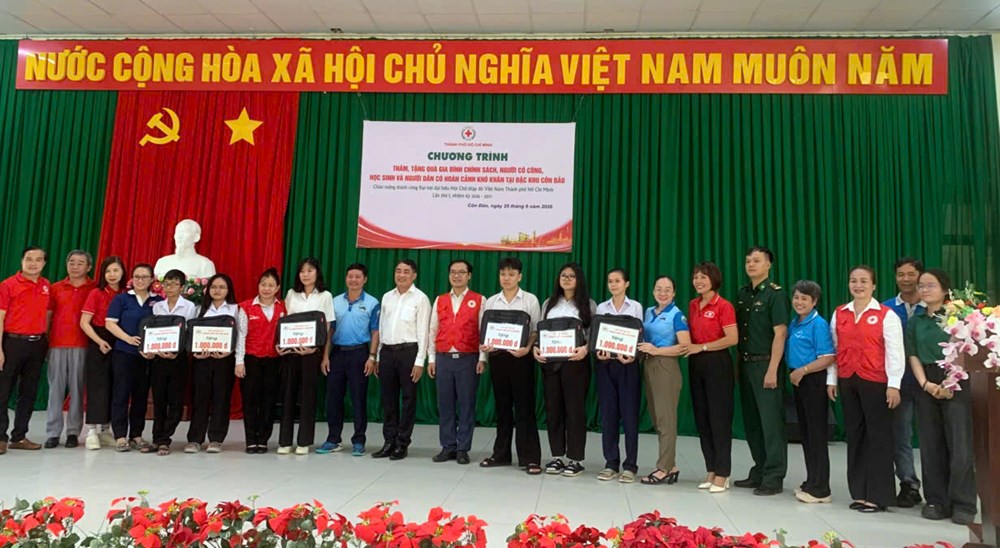 Hội Chữ thập đỏ TP.HCM trao 110 phần quà đến người dân Đặc khu Côn Đảo - ảnh 3