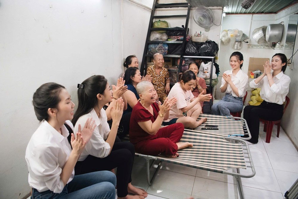 Hoa hậu Ý Nhi thăm hỏi, tặng quà bệnh nhân ung thư - ảnh 3