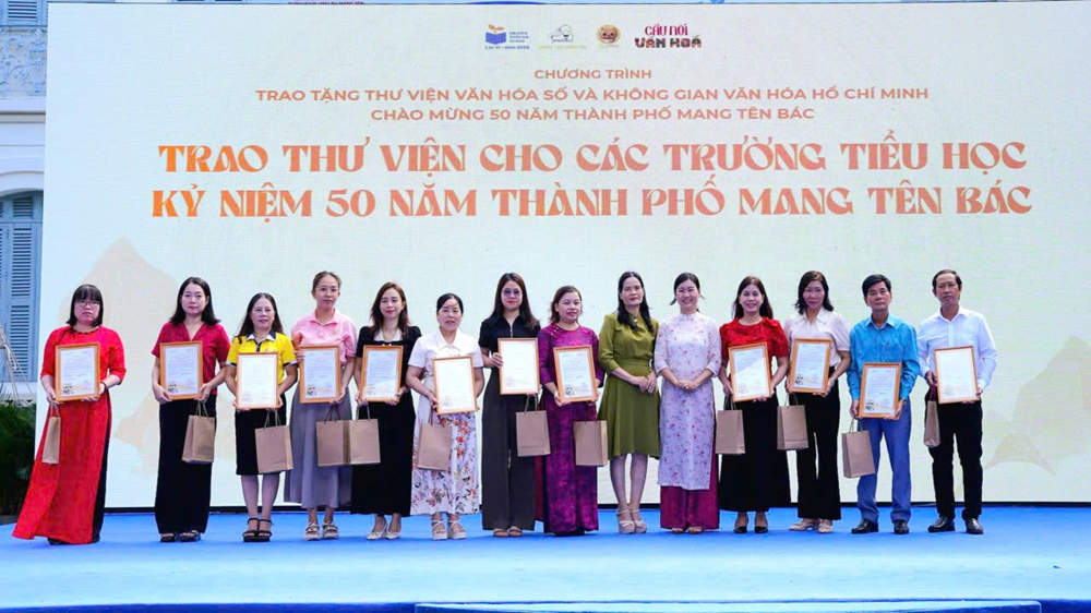 Trao tặng thư viện số, mở rộng không gian trải nghiệm văn hóa cho thiếu nhi - ảnh 1
