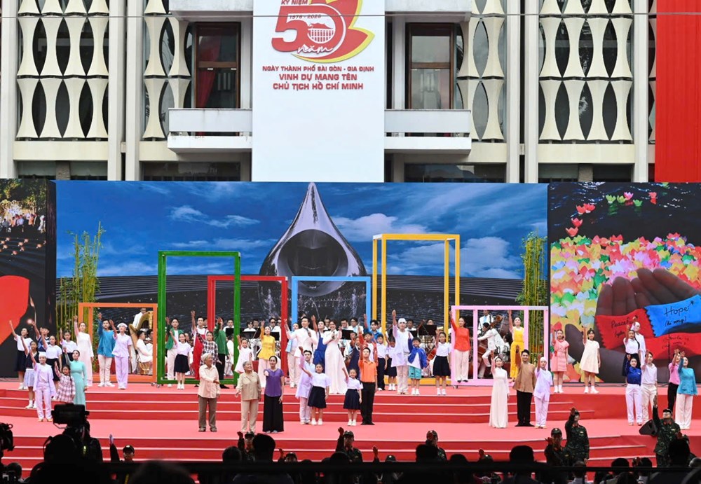 TP.HCM trọng thể kỷ niệm 50 năm Ngày Thành phố vinh dự mang tên Bác - ảnh 10