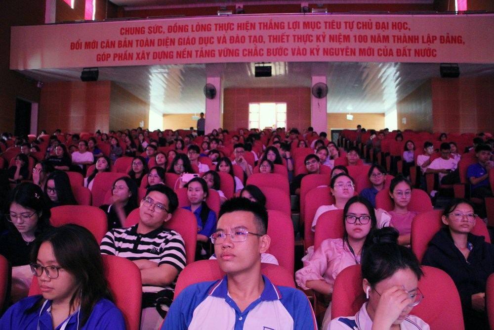 Quỹ Giáo dục Thiện Tâm đồng hành đưa sân khấu lịch sử đến các trường đại học - ảnh 9