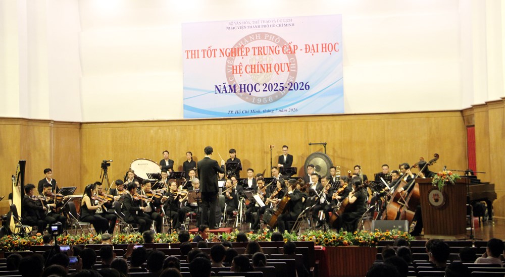 Sinh viên Nhạc viện TP.HCM thi tốt nghiệp với dàn nhạc giao hưởng - ảnh 1