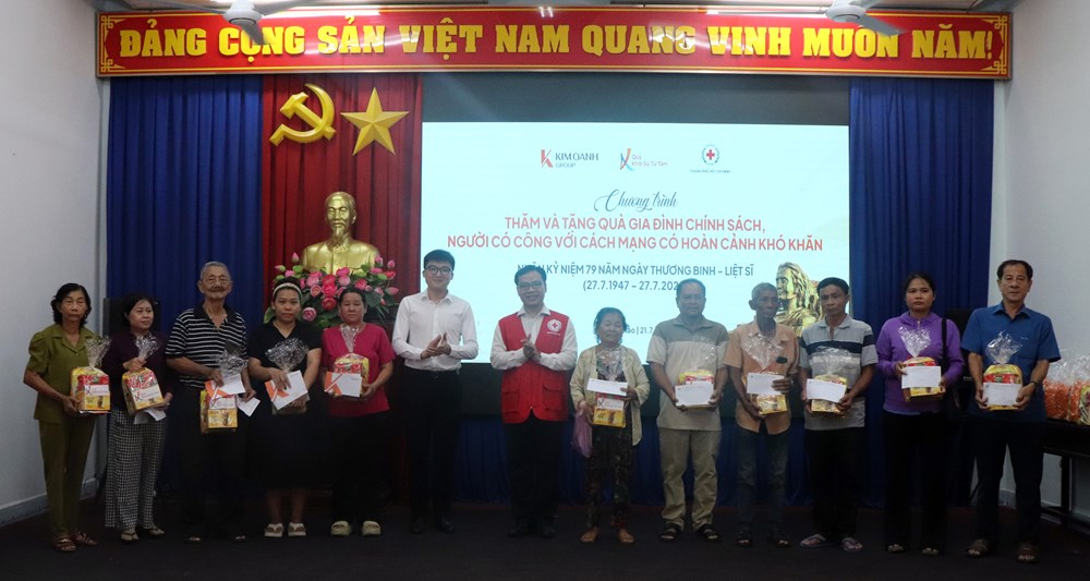 Trao 502 phần quà tri ân gia đình chính sách, người có công - ảnh 3