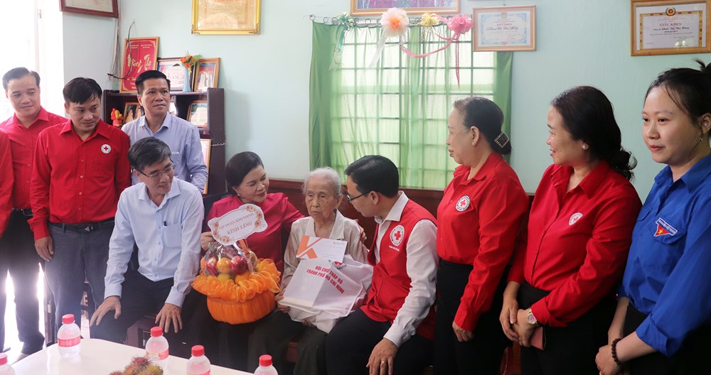 Trao 502 phần quà tri ân gia đình chính sách, người có công - ảnh 1