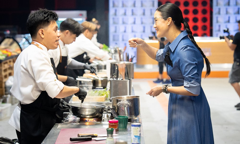 Các đầu bếp xử lý những nguyên liệu “khó nhằn” ngay tập đầu - ảnh 6
