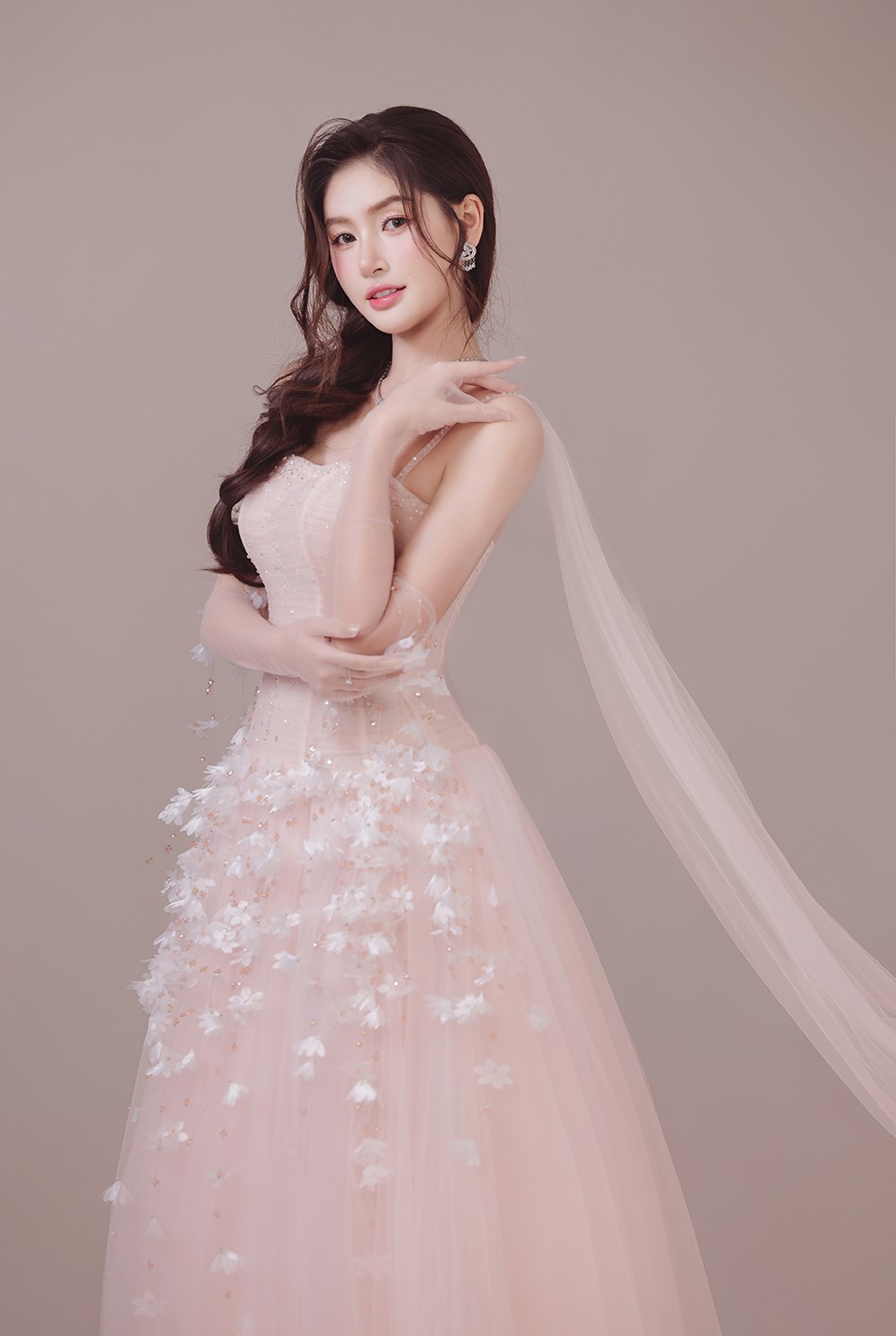 Phạm Hoàng Thu Uyên đón tuổi mới, chuẩn bị thi Miss Earth 2026 - ảnh 1