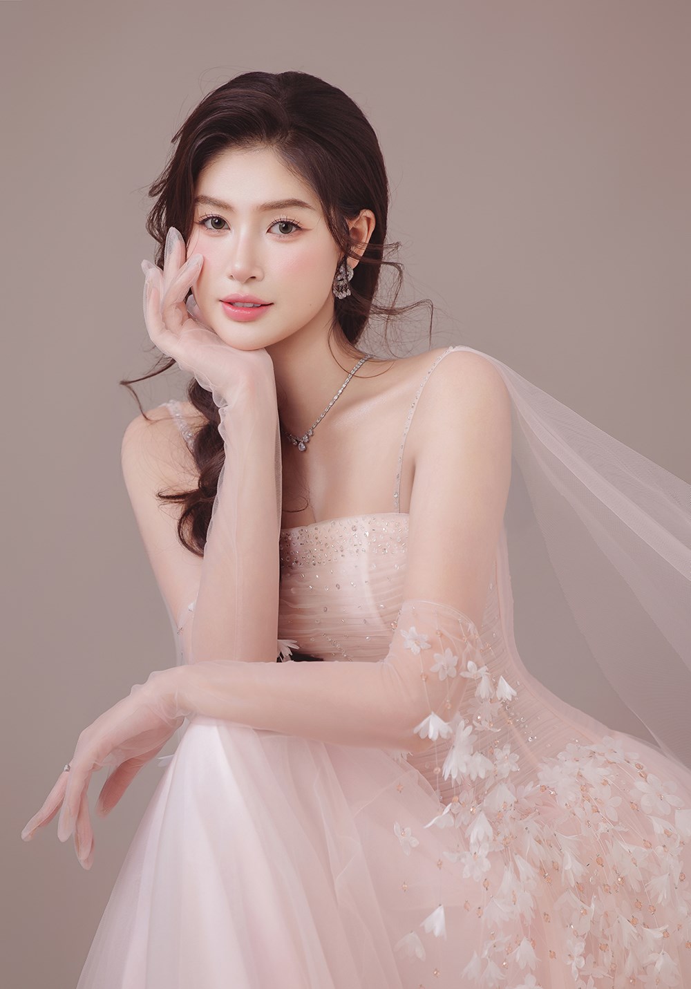 Phạm Hoàng Thu Uyên đón tuổi mới, chuẩn bị thi Miss Earth 2026 - ảnh 3