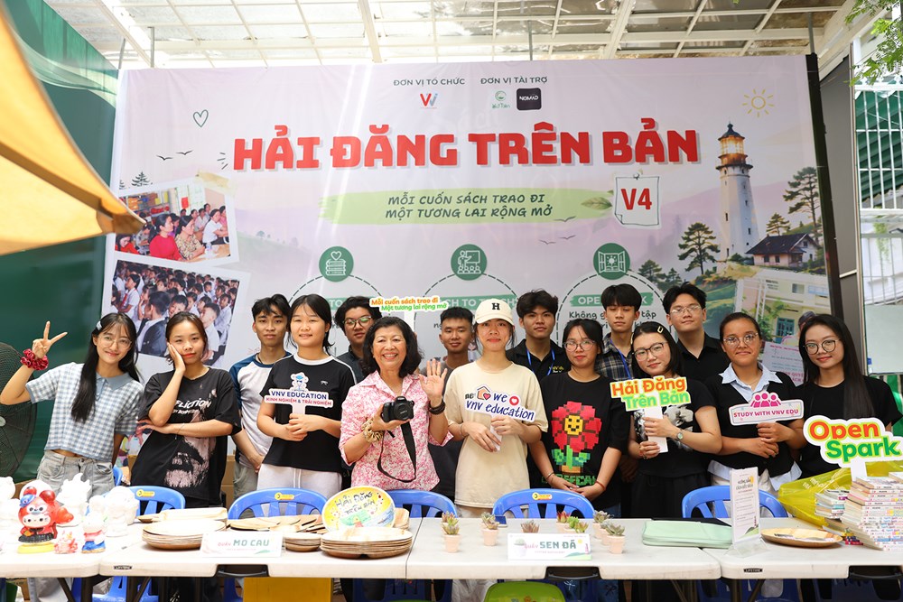“Hải đăng trên bản” tiếp tục đưa sách đến học sinh vùng cao - ảnh 1