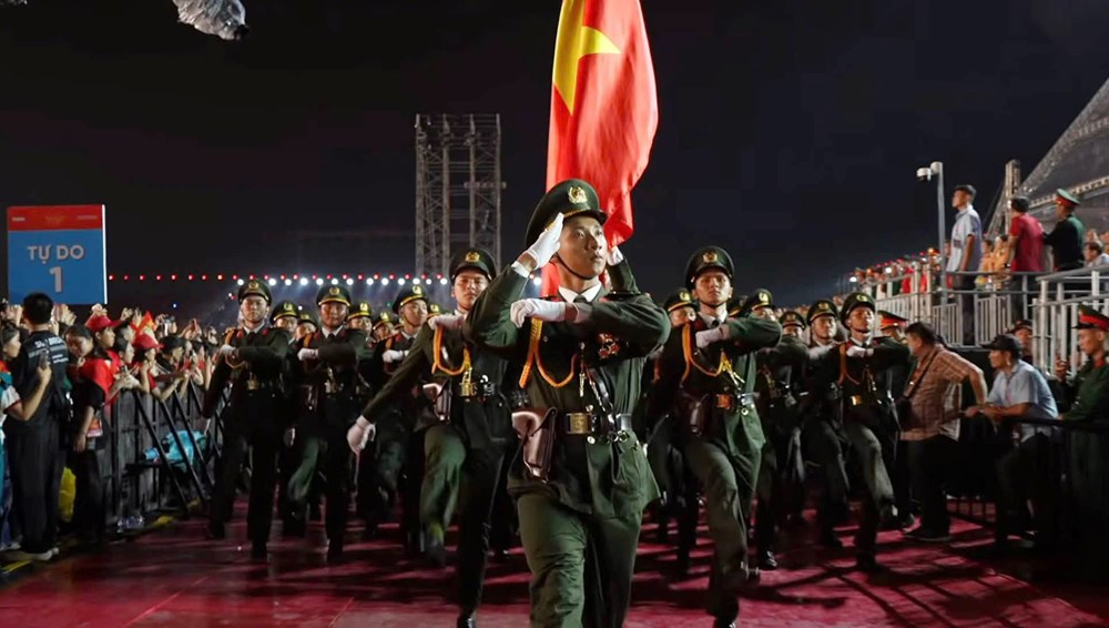 Hơn 70.000 khán giả hòa chung tình yêu Tổ quốc - ảnh 7