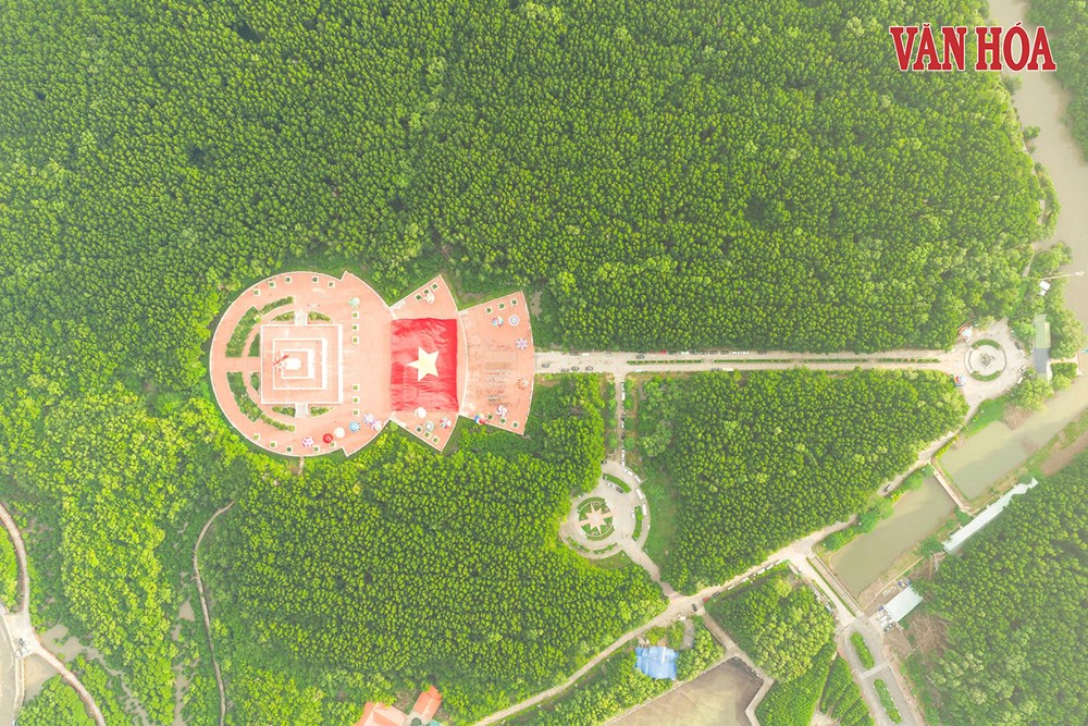 Lá cờ Tổ quốc 2.025m² tung bay tại Đất Mũi Cà Mau - ảnh 7