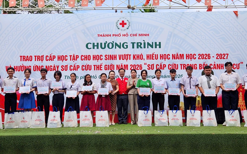 Trao trợ cấp học tập cho 600 học sinh vượt khó, hiếu học - ảnh 2
