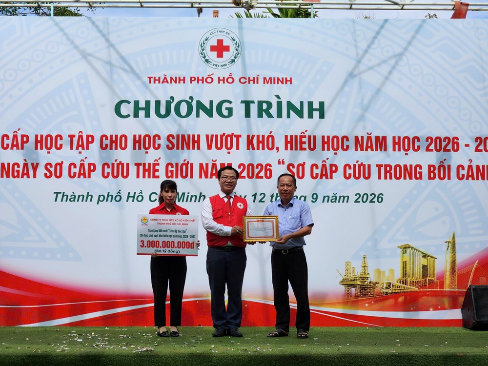 Trao trợ cấp học tập cho 600 học sinh vượt khó, hiếu học - ảnh 1