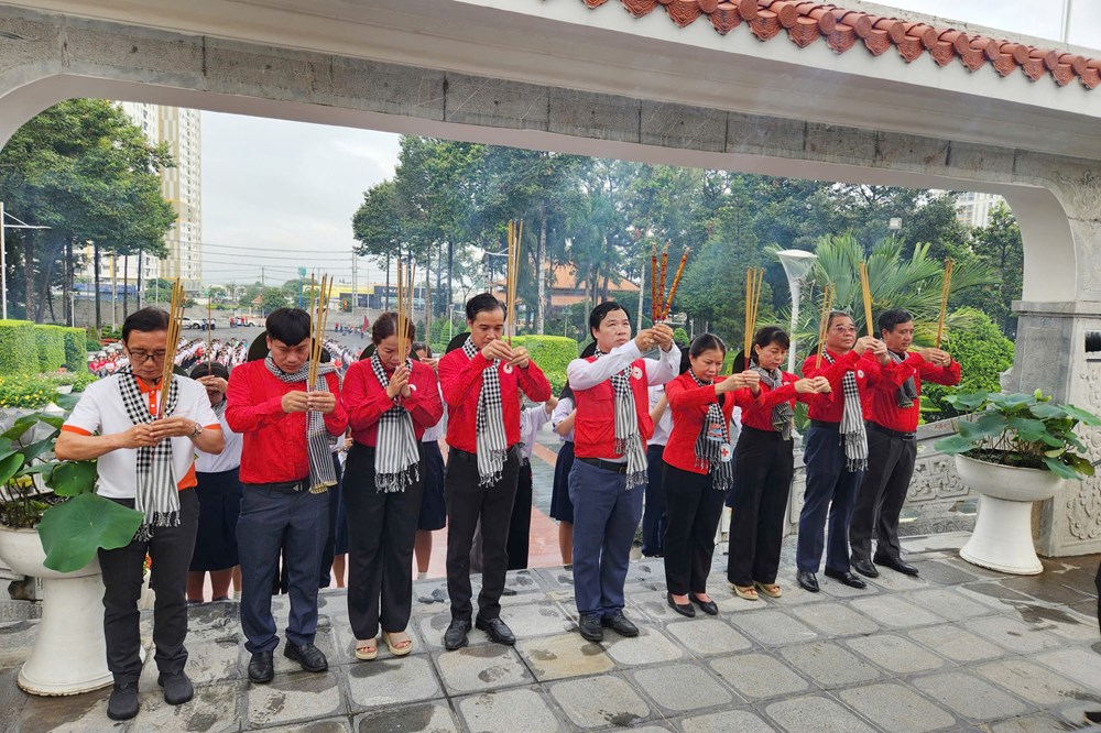 Trao trợ cấp học tập cho 600 học sinh vượt khó, hiếu học - ảnh 6