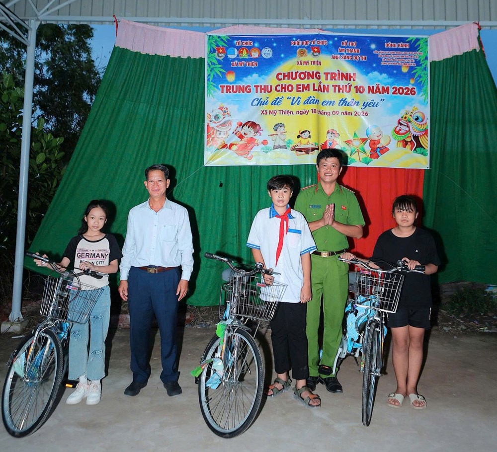 “Trung thu cho em” trao quà cho học sinh khó khăn tại Đồng Tháp - ảnh 3