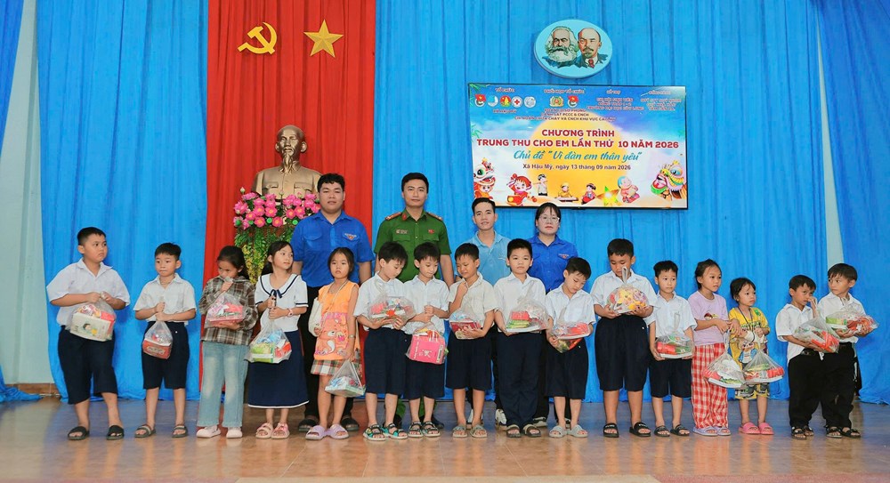 “Trung thu cho em” trao quà cho học sinh khó khăn tại Đồng Tháp - ảnh 1