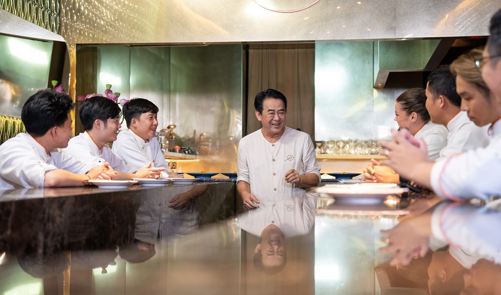 Chef Peter Cường Franklin hướng dẫn đầu bếp nâng tầm bún riêu theo phong cách Michelin - ảnh 2