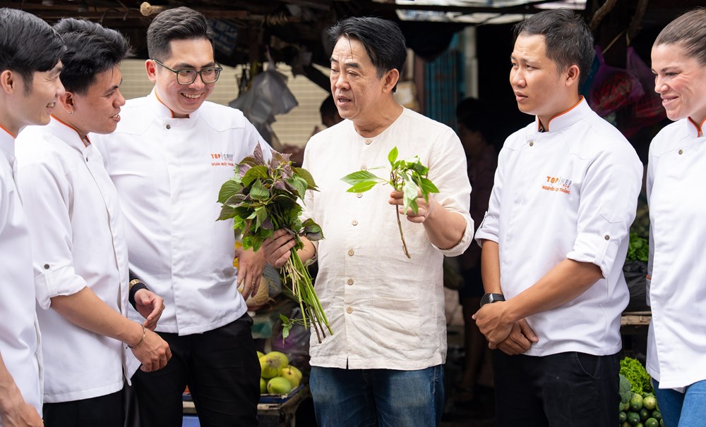 Chef Peter Cường Franklin hướng dẫn đầu bếp nâng tầm bún riêu theo phong cách Michelin - ảnh 1