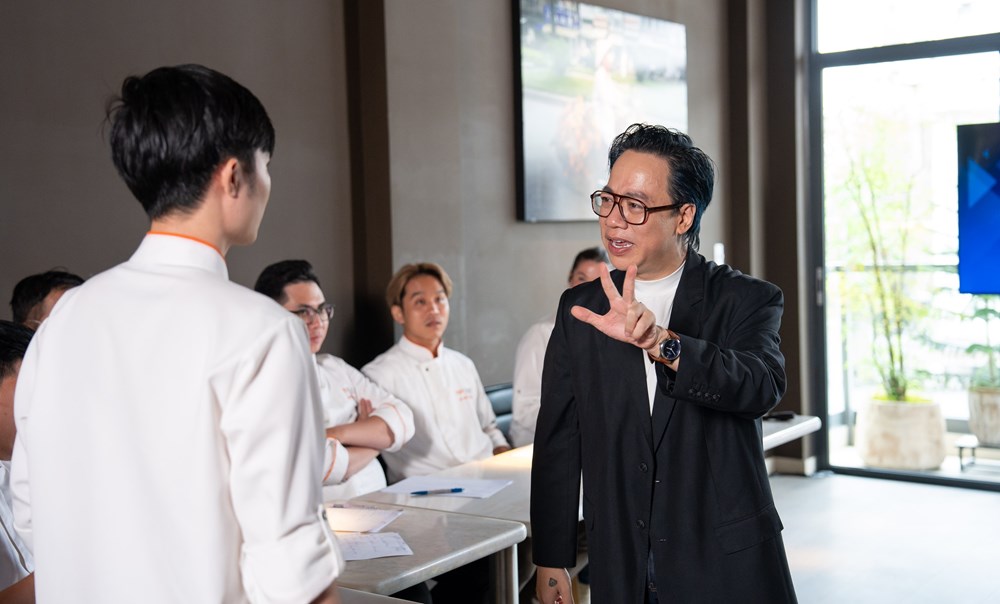 Chef Peter Cường Franklin hướng dẫn đầu bếp nâng tầm bún riêu theo phong cách Michelin - ảnh 4
