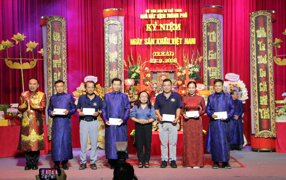 Nhà hát Kịch TP.HCM tri ân nghệ sĩ lão thành nhân Giỗ Tổ sân khấu Việt Nam - ảnh 2