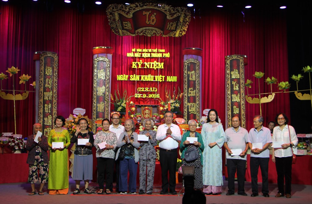 Nhà hát Kịch TP.HCM tri ân nghệ sĩ lão thành nhân Giỗ Tổ sân khấu Việt Nam - ảnh 1