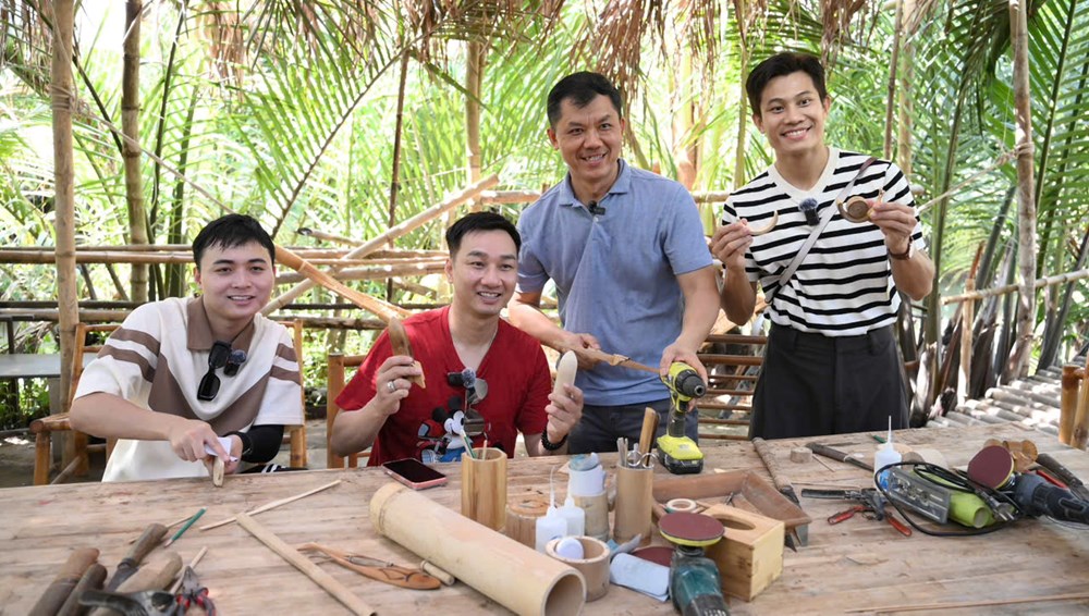 Các bố học làm đồ chơi tre, Dương Lâm gửi tóc vào món quà tặng con - ảnh 1
