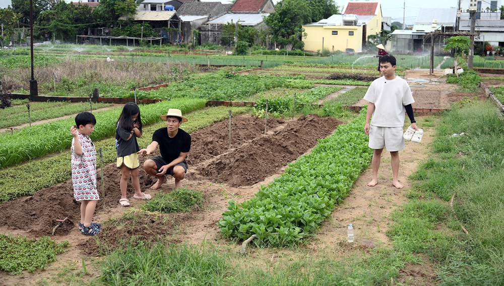Các bố con lăn lộn cuốc đất, bắt cá để kiếm nguyên liệu nấu cơm - ảnh 5
