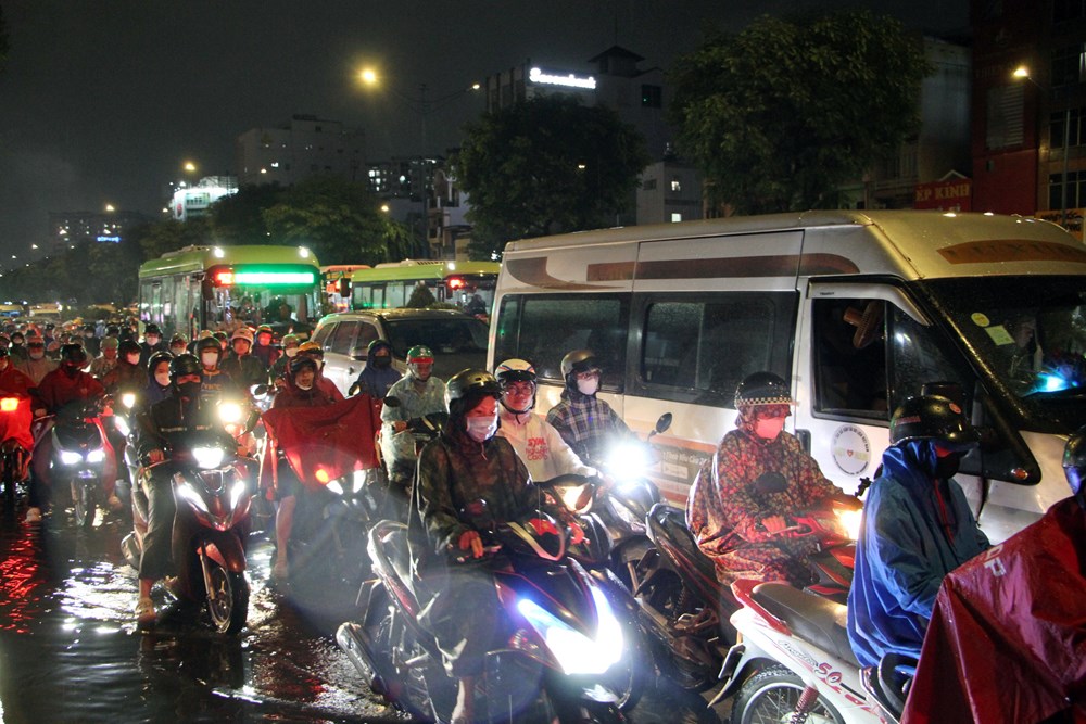 TP.HCM: Nhiều tuyến đường liên tục ngập sâu khi mưa lớn, Sở Xây dựng nói gì? - ảnh 2