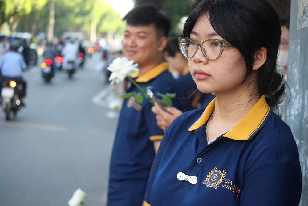 Người dân xếp hàng tiễn đưa các anh hùng liệt sĩ về nơi an nghỉ vĩnh hằng - ảnh 5
