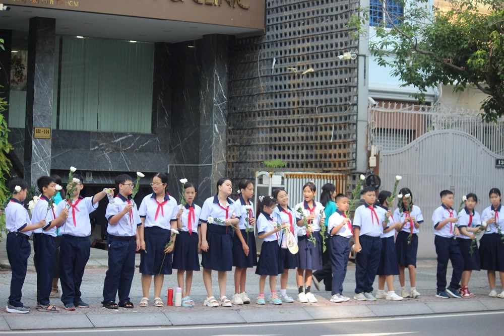 Người dân xếp hàng tiễn đưa các anh hùng liệt sĩ về nơi an nghỉ vĩnh hằng - ảnh 8