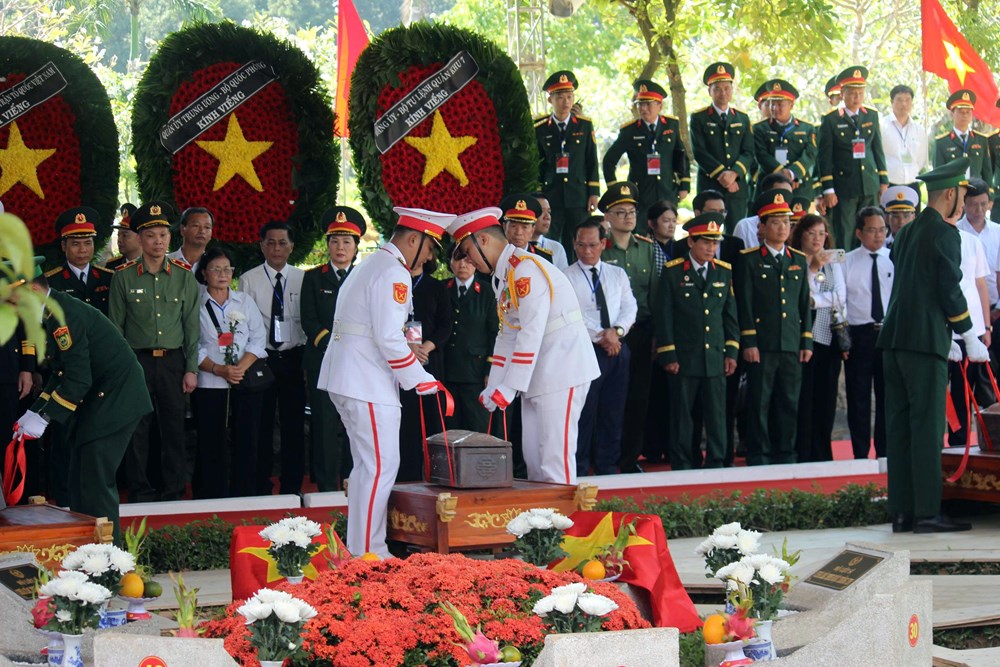Thành kính tiễn đưa 731 Anh hùng liệt sĩ về nơi an nghỉ - ảnh 7