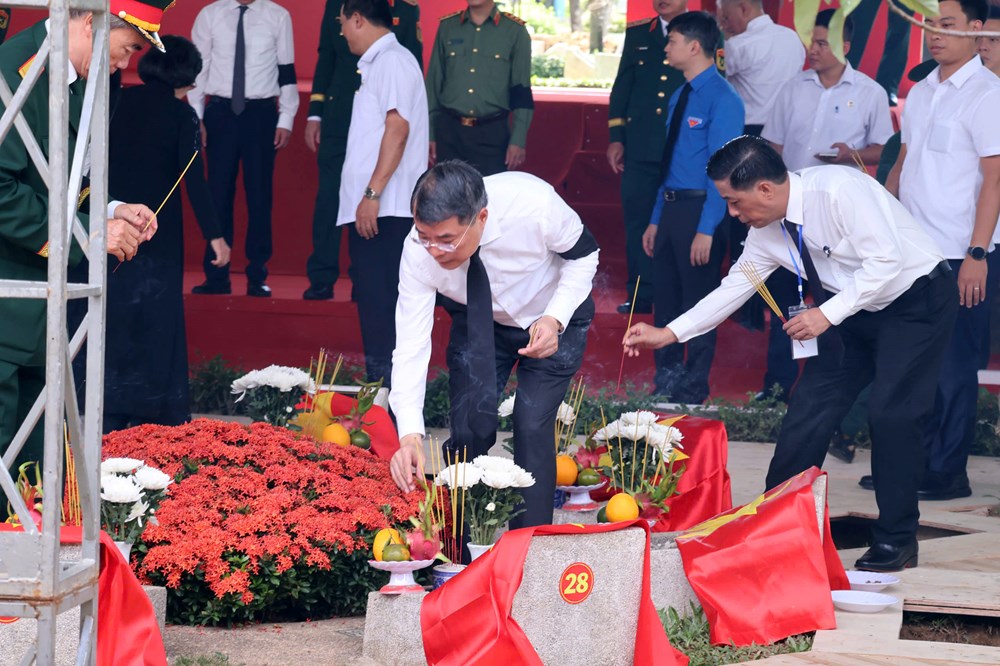 Thành kính tiễn đưa 731 Anh hùng liệt sĩ về nơi an nghỉ - ảnh 15