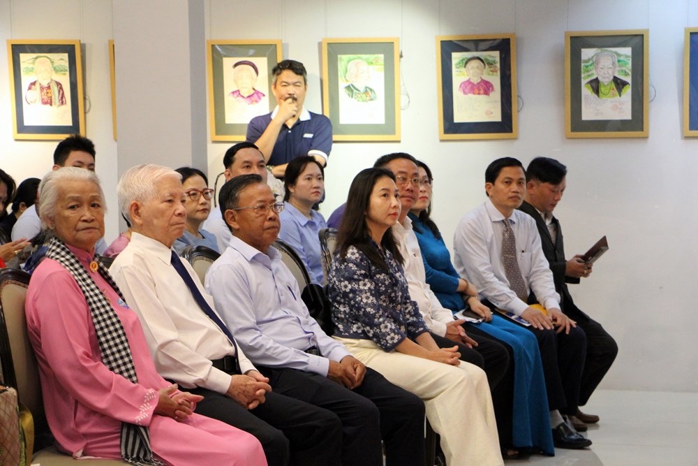 Triển lãm 153 tác phẩm về Mẹ Việt Nam Anh hùng của họa sĩ Đặng Ái Việt - ảnh 4