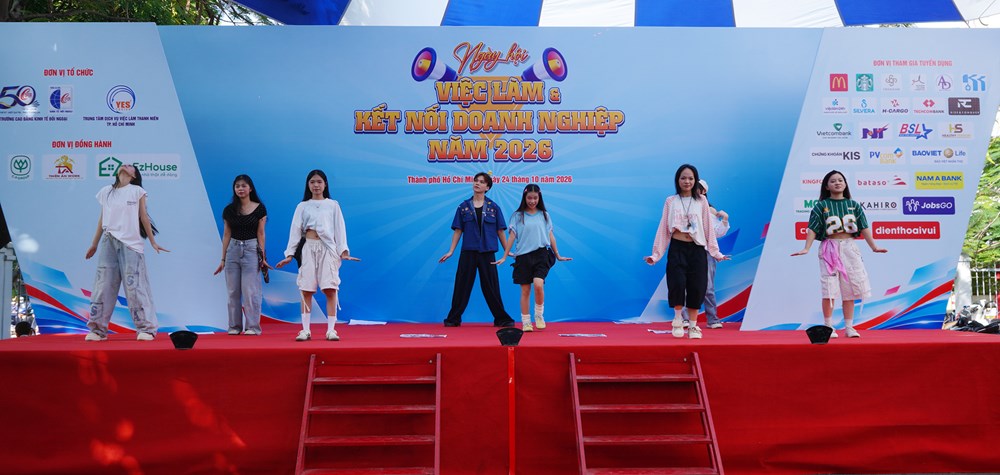 Ngày hội việc làm kết nối hơn 3.000 sinh viên với doanh nghiệp - ảnh 3