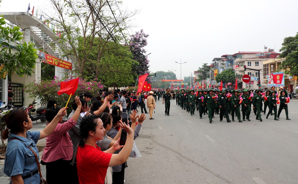 Người dân và du khách hào hứng với các hoạt động kỷ niệm 70 năm Chiến thắng Điện Biên Phủ - ảnh 2