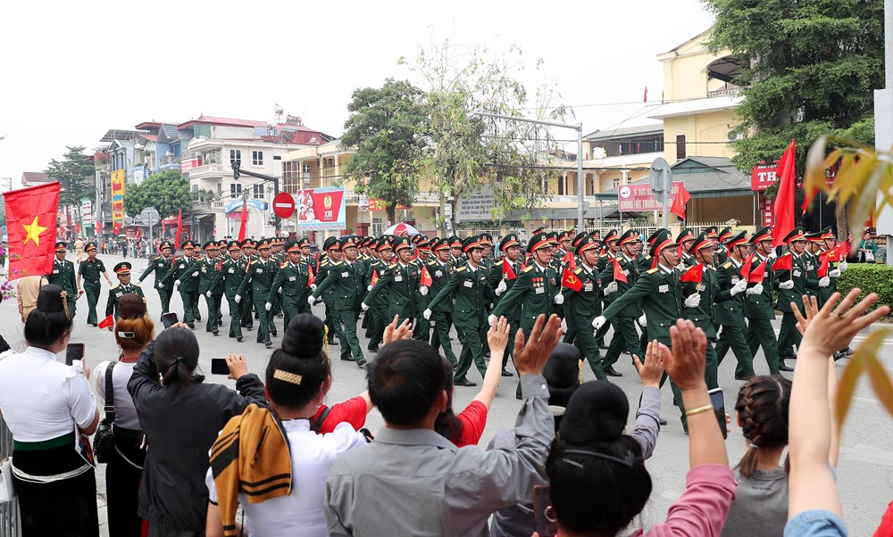 Người dân và du khách hào hứng với các hoạt động kỷ niệm 70 năm Chiến thắng Điện Biên Phủ - ảnh 1