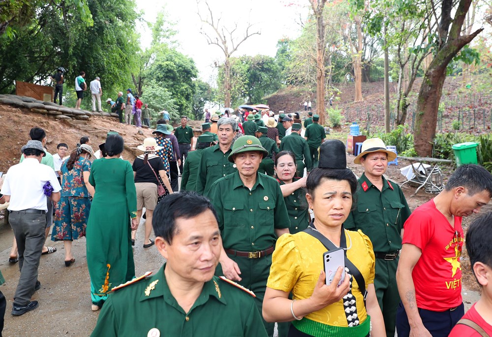 Khách du lịch “bùng nổ” ở Điện Biên Phủ - ảnh 2