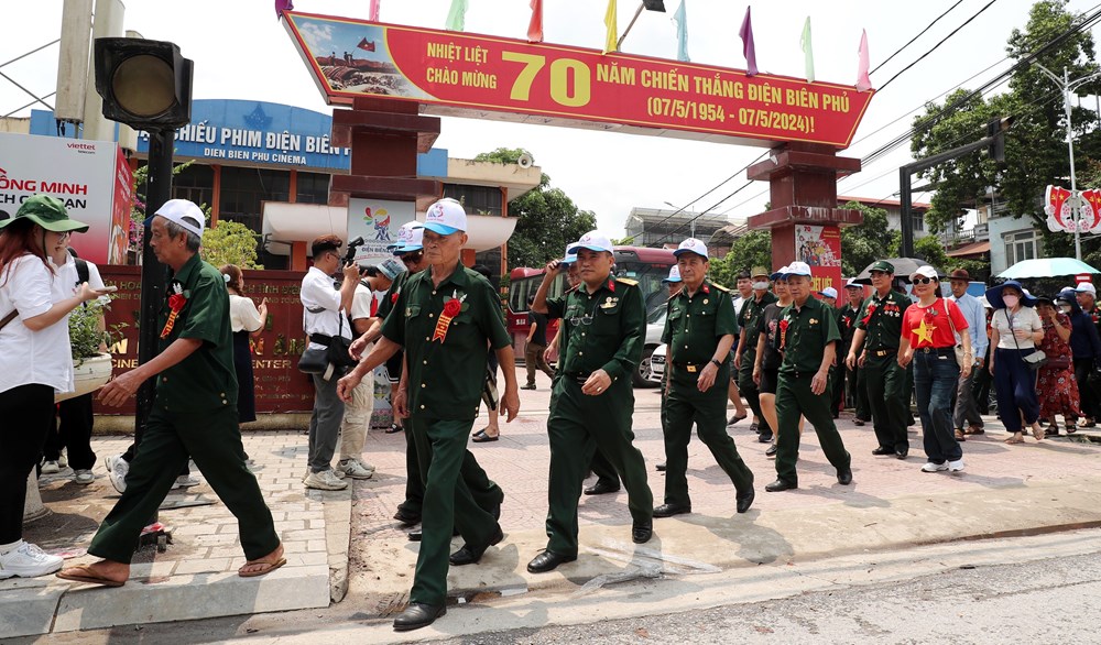 Khách du lịch “bùng nổ” ở Điện Biên Phủ - ảnh 6