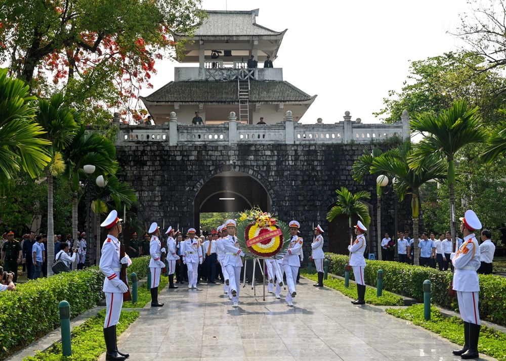 Lãnh đạo, nguyên lãnh đạo Đảng, Nhà nước tri ân các anh hùng liệt sĩ nghĩa trang liệt sĩ quốc gia A1 - ảnh 2