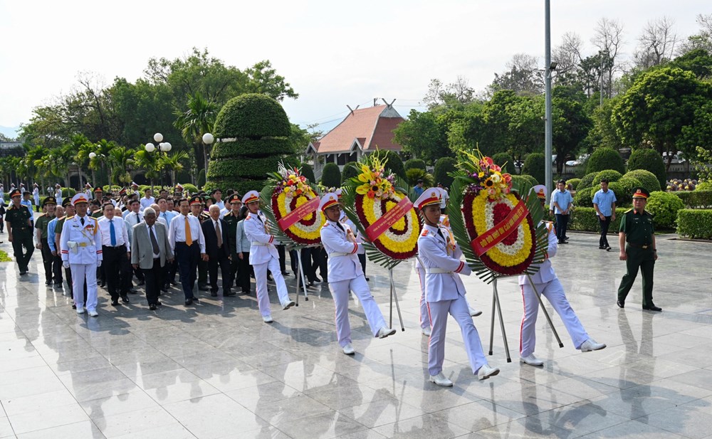 Lãnh đạo, nguyên lãnh đạo Đảng, Nhà nước tri ân các anh hùng liệt sĩ nghĩa trang liệt sĩ quốc gia A1 - ảnh 3