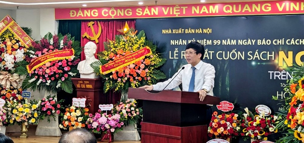 Ra mắt cuốn sách “Người trên đường đời” - ảnh 1