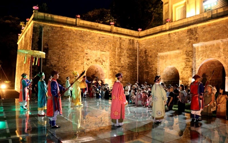 6 tháng, Hà Nội thu 9.530 tỉ đồng từ khách du lịch - ảnh 2