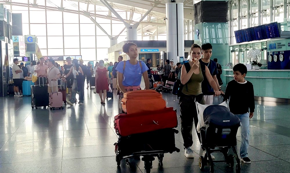 Khách quốc tế đến Việt Nam 6 tháng đầu năm vượt so với cùng kỳ 2019 - ảnh 1