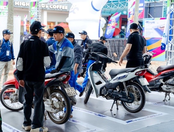 Người dân hào hứng đi sửa xe và thưởng thức âm nhạc miễn phí - ảnh 1