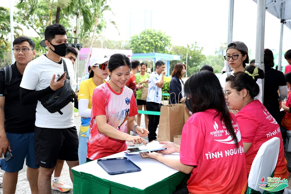 Hơn 2.000 runner tham gia nhận Bib ngày đầu năm mới 2025 - ảnh 2